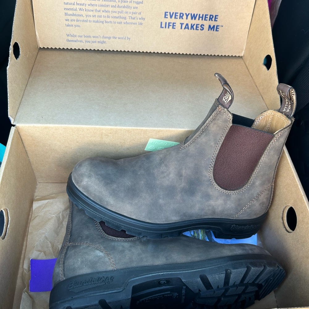 BRAND NEW blundstones